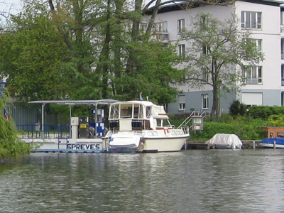Die Tankstelle im alten Spreearm bei Köpenick ist wieder in Betrieb