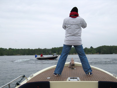 Furchtlos und sicher steht die "Bootshandel"-Fotografin auf dem Vordeck der Susanna.