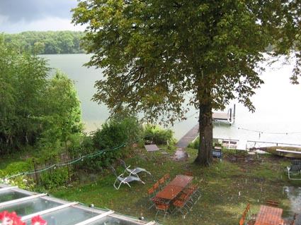 Auch bei schlechtem Wetter gute Aussicht: Blick aus einem Hotelzimmer auf den gewittrigen Kalksee 