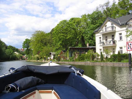 Am Kanal unterhalb des Kalksees gibt es traumhafte Wassergrundstücke.