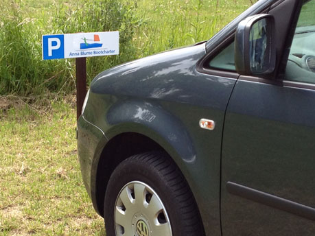 Anna-Blume-Parkplätze auf der Wiese neben dem Hafenbecken